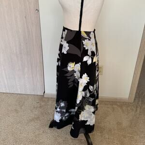 White House Black Market - Black Floral Print Skirt - Full and Flowy! Size 00